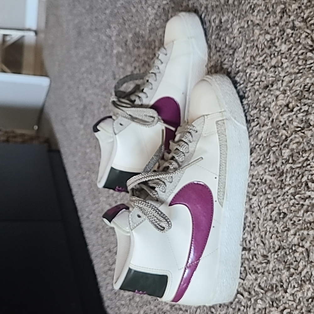 Women's Cream/Fushia Nike Blazer Size 7.5